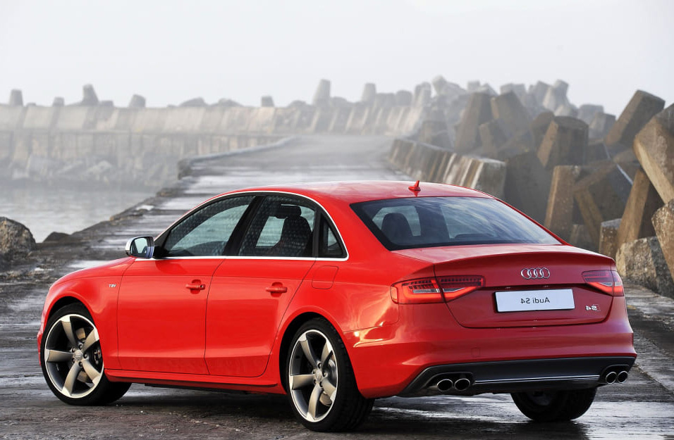 Замена аккумулятора Audi S4